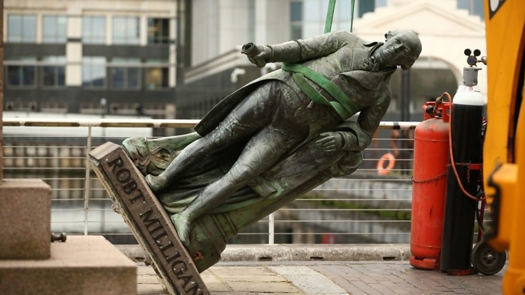 An image of the Robert Milligan Statue being removed.